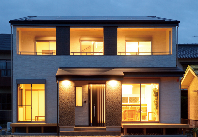 瀧口建設【自然素材、省エネ、間取り】家族団欒の声が聞こえてきそうな家から幸せ色の灯りがこぼれる。20年全量買取の大型ソーラーパネルを搭載