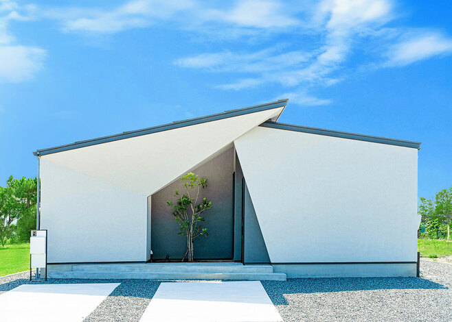 Touch House（タッチハウス）【子育て、間取り、平屋】平屋だからこそできる個性的な外観は、玄関ポーチをくぐるたびにワクワクできるデザインだ。道路側には窓がないから防犯面でも安心