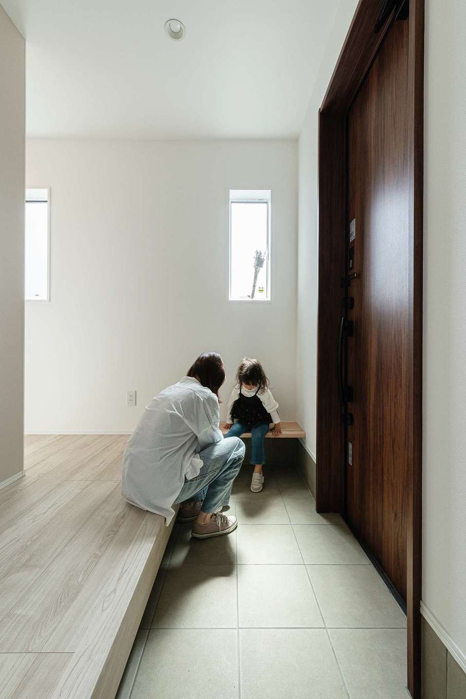 三和建設【デザイン住宅、子育て、間取り】ゆったりとした玄関ホール。靴の脱ぎ履きの時に腰掛けるほか、ディスプレイにも使えるベンチを造作した