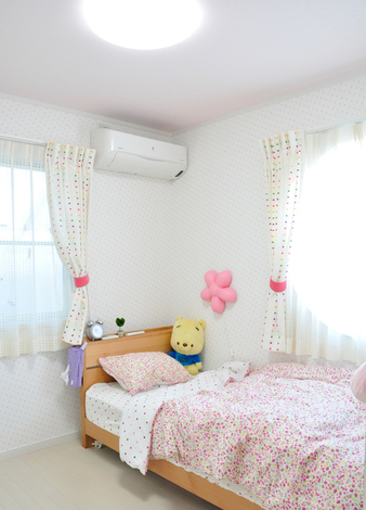 明るく、女の子らしい色使いのキッズルーム。天井はパステルピンク、壁面はドット柄と、毎日楽しい気分で過ごせる部屋だ