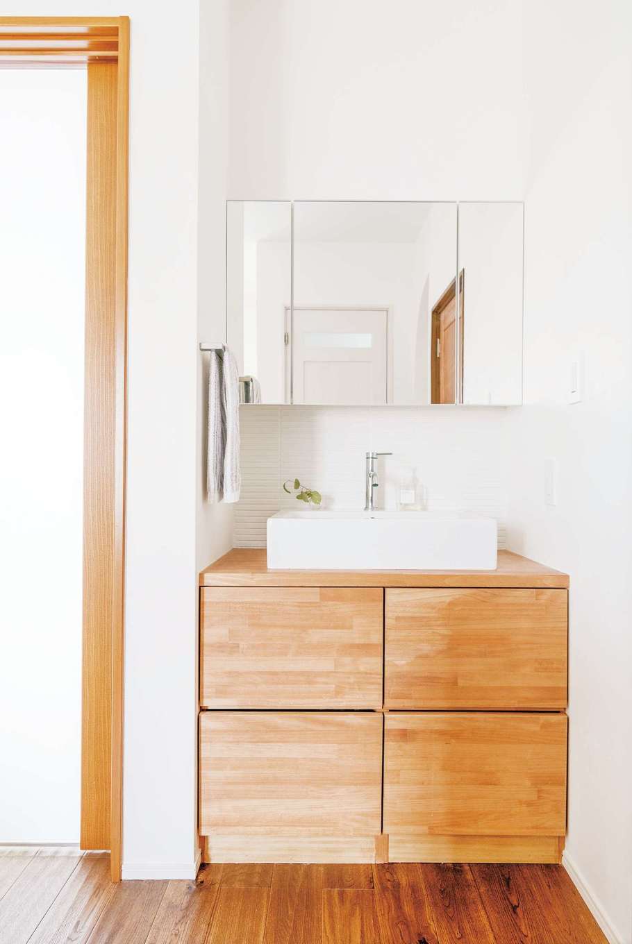 nattoku住宅｜造作の洗面化粧台。エッジの効いたデザインのボウルと水栓は『納得』オリジナル