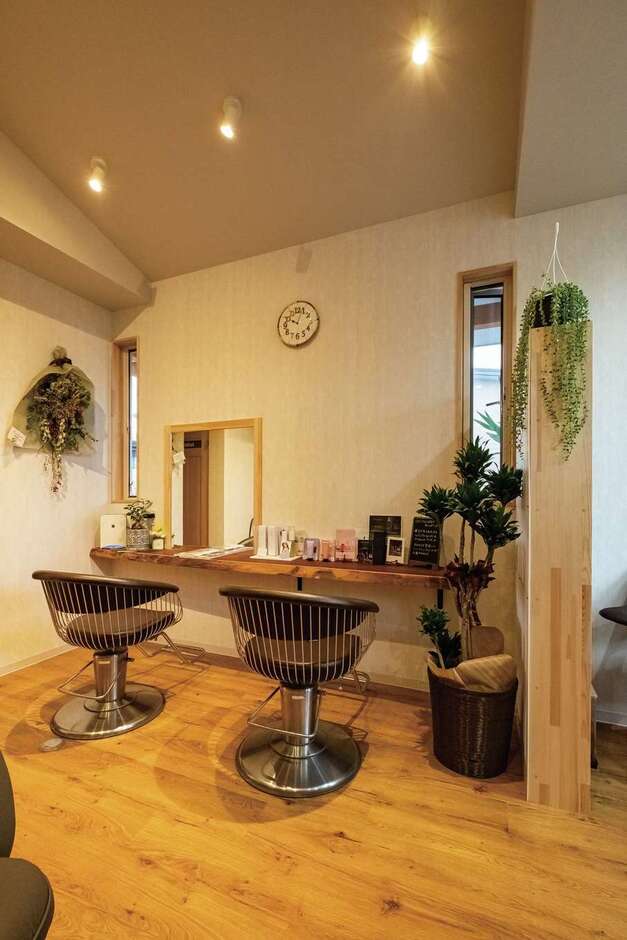 併設の美容室「COCORO」。木の良さを店舗にも、と取り入れた一枚板のカウンターは、お客さまにも好評
