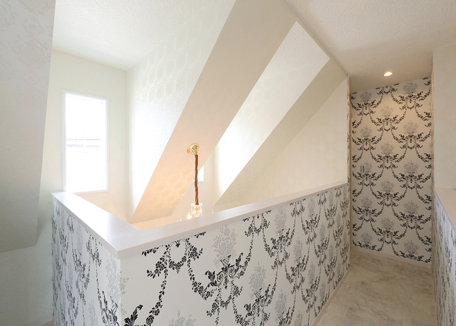 ホールからの景色は、窓から差し込む光と影とシャンデリアの照明によって、ユニークで温かみのある空間となっている