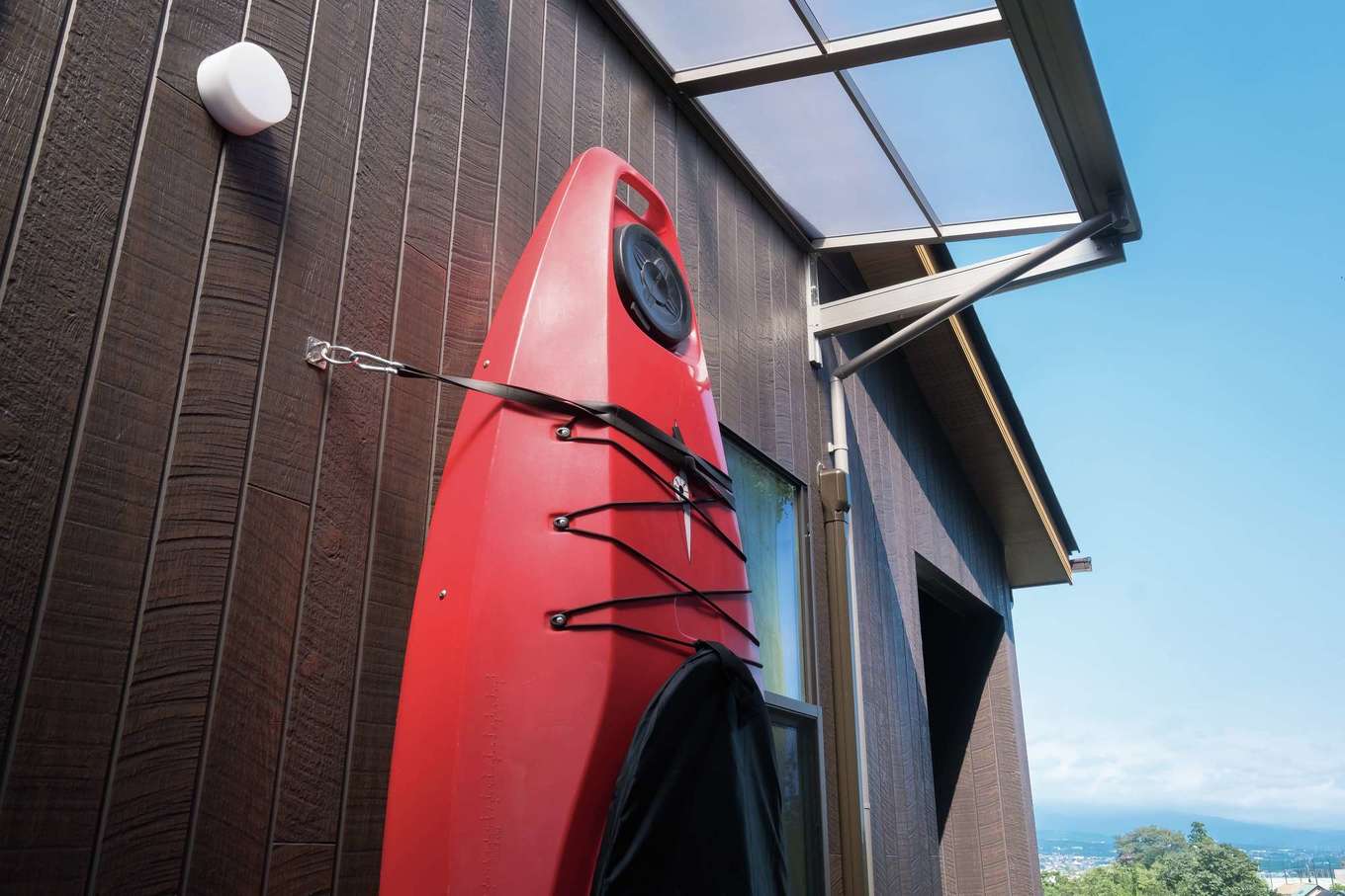 ＩＤＫ 住まいの発見館【趣味、省エネ、インテリア】メンテナンスしやすいよう、ウッドデッキのすぐ横にカヤックの収納スペースを確保。見た目にもカッコいい！