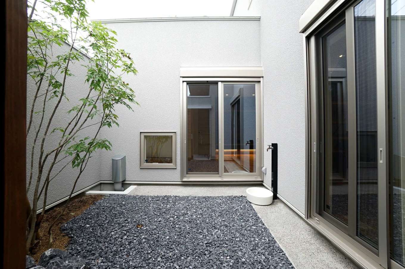 RIKYU 一級建築士事務所【収納力、間取り、建築家】住宅密集地で採光が難しいため、広い中庭を作って光と風を招き入れるようい設計した。外からの視線をシャットアウトしつつ、BBQやプールを楽しめる