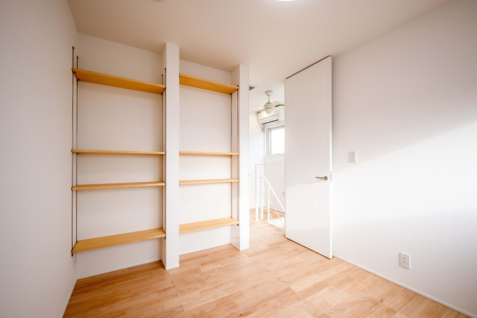 子ども部屋には本棚兼飾り棚が造作された