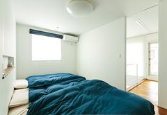 左手に大容量のウォークインを用意。枕元にはメガネや携帯を置くニッチを依頼