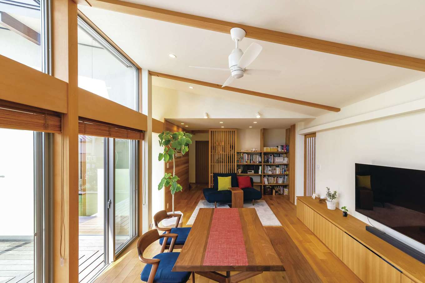 神谷綜合建設 カミヤの家【デザイン住宅、収納力、平屋】壁一面に造作した大容量のテレビボードは、ベンチとしても活躍