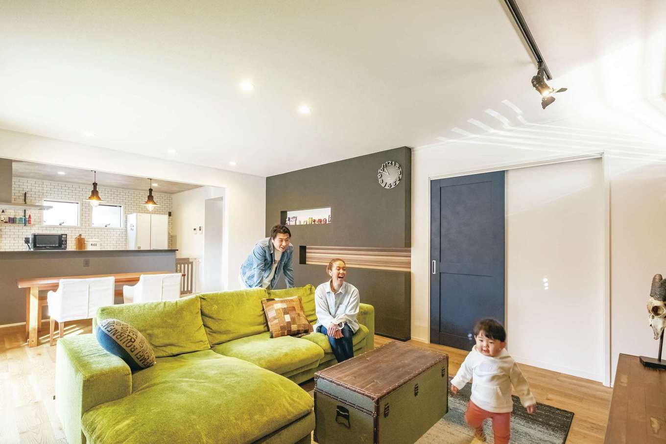 静鉄ホームズ【インテリア、デザイン住宅、子育て】長男のＹくんが素足で走り回るLDKは23畳の大空間。白い壁にマットな質感のアクセントクロスが映える。インダストリアルな家具や照明で、おしゃれにコーディネートされている