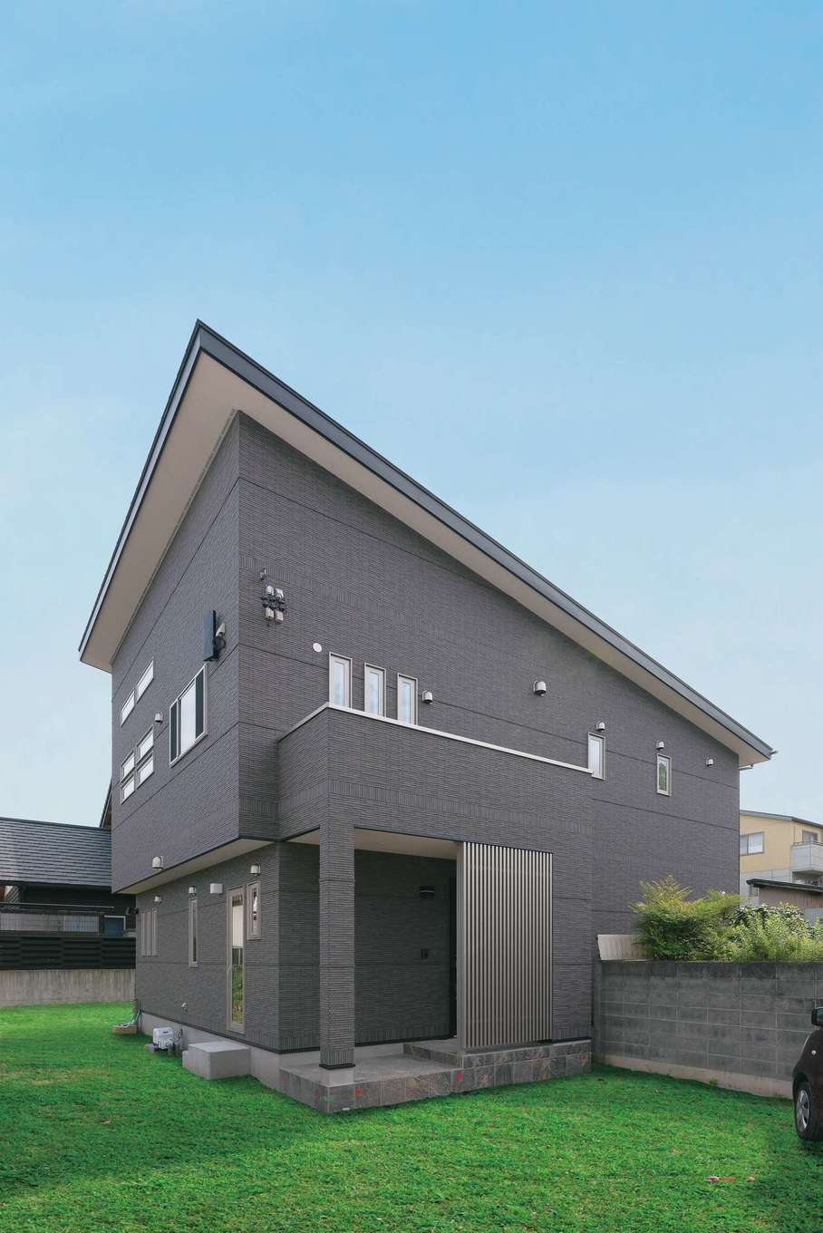 irohaco （アヴァンス）【デザイン住宅、二世帯住宅、高級住宅】静かな住宅街にほどよく溶け込んだ、エッジの効いた外観フォルム。外壁は紫外線に強く、塗り直す必要がないメンテナンスフリーの総タイル張り