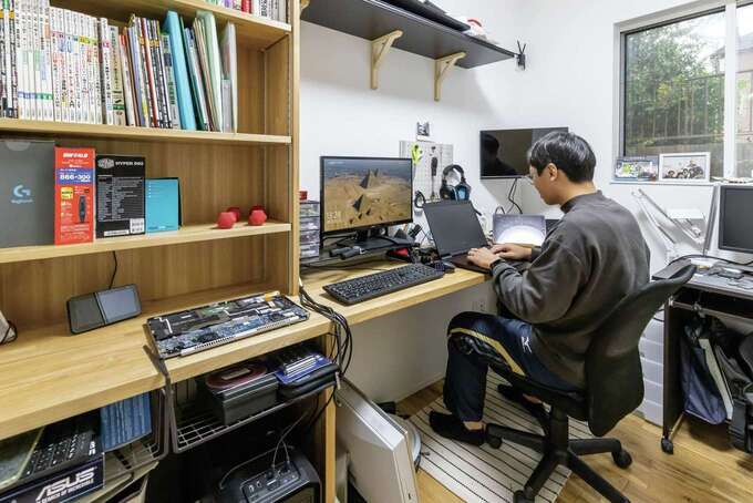 1階にはご主人の書斎3畳を設け、机と書棚を造作。リモートワークも快適にこなすことができる