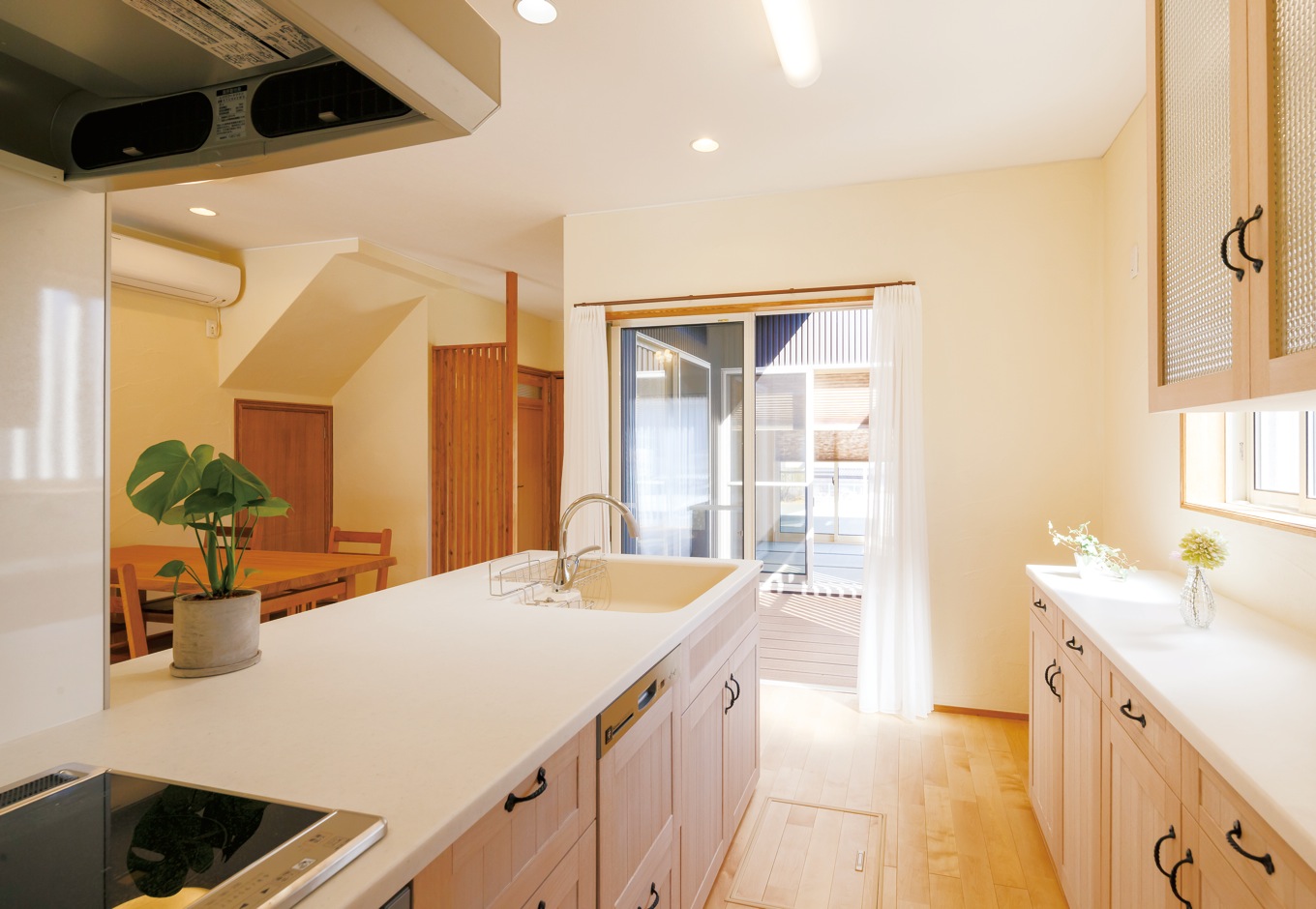 エコハウジング【収納力、自然素材、間取り】オリジナルのキッチンと食器棚。女性に人気のチェッカーガラスやアイアンの取手を採用し、自然塗料でプチカントリーっぽく仕上げた