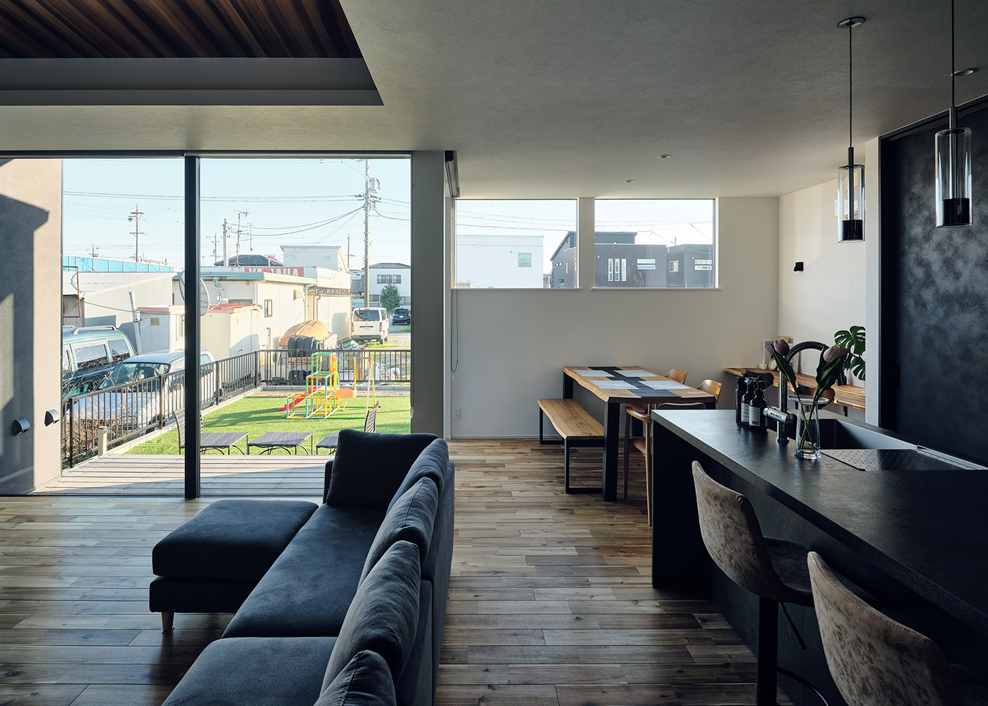 平屋建築ブルーハウス【デザイン住宅、間取り、平屋】リビング部分のみを勾配天井にすることで、ダイニングキッチンとさりげなくゾーン分け。それぞれの空間に落ち着きが生まれた