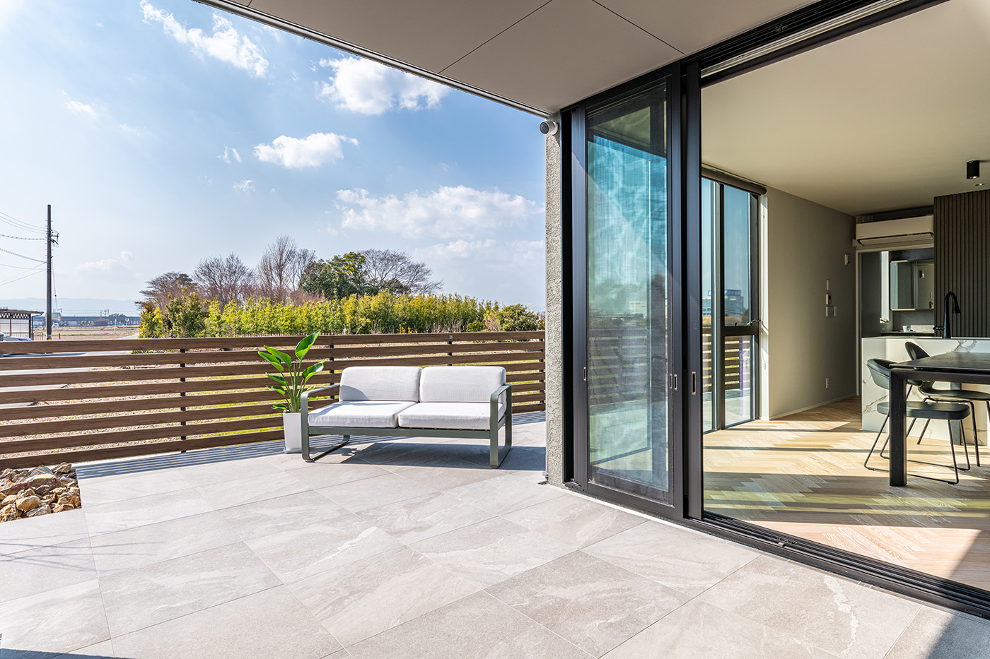 la CASA（ラ・カーサ）【デザイン住宅、建築家、インテリア】LDKからフラットにつながるプライベートガーデンはBBQやプールなど、さまざまなアクティビティを楽しめる。リビングに広がりを与えるだけでなく、四季折々の光と風を感じながらくつろげる空間は上質な生活をもたらしてくれる
