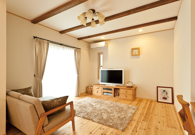 じわじわ、ぽかぽか体にやさしい床暖房。空気を汚さない、乾燥しないなどメリットいろいろ。建物の高い断熱性、気密性が貢献し、 電気代も抑えられたそう。キッチンのあたたかさは、ママ友に大好評！