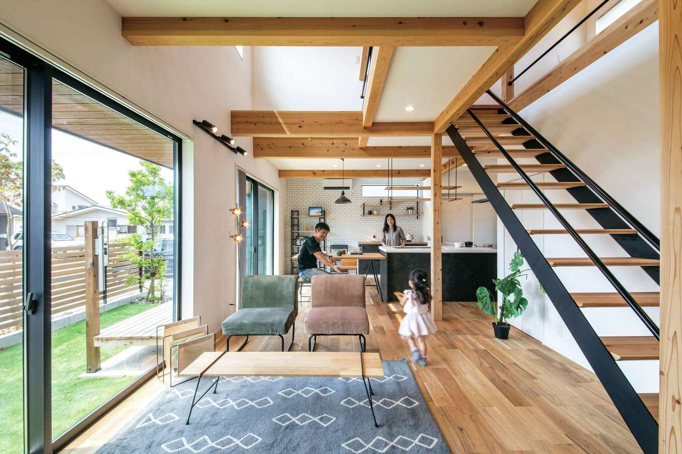 住たくeco工房【趣味、間取り、ガレージ】木の温もりに包まれたLDK。大きな吹抜けが開放感をもたらし、高気密・高断熱の構造によりエアコン1台で年中快適。1階は廊下を作らずにオープンな間取りにし、空間を最大限に有効利用。スケルトン階段が室内をスタイリッシュに彩っている