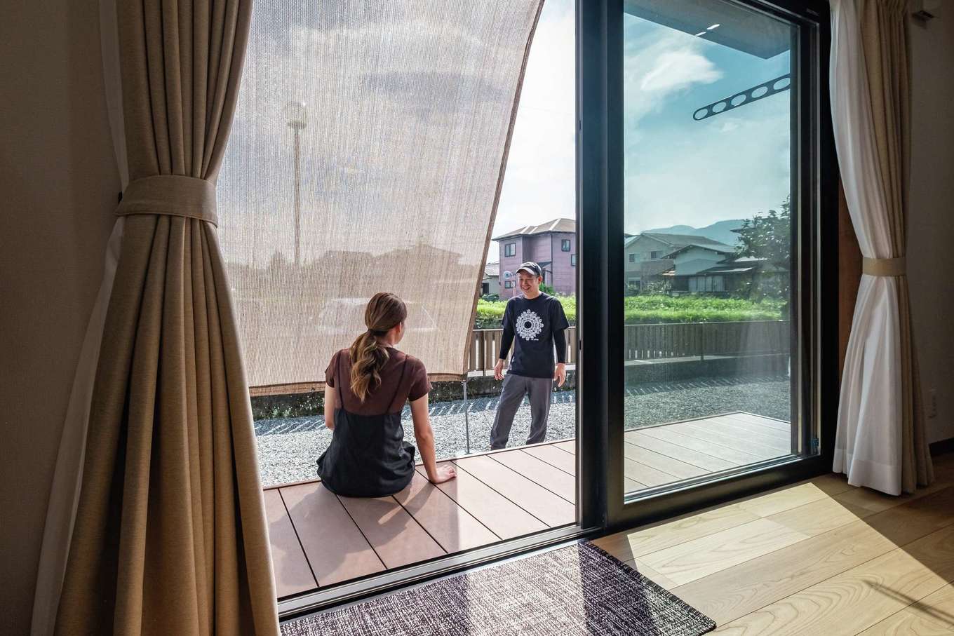 ぽっくハウス【リプルス】【デザイン住宅、収納力、趣味】庭との一体感を意識してデッキを依頼。気軽にBBQを楽しんでいる