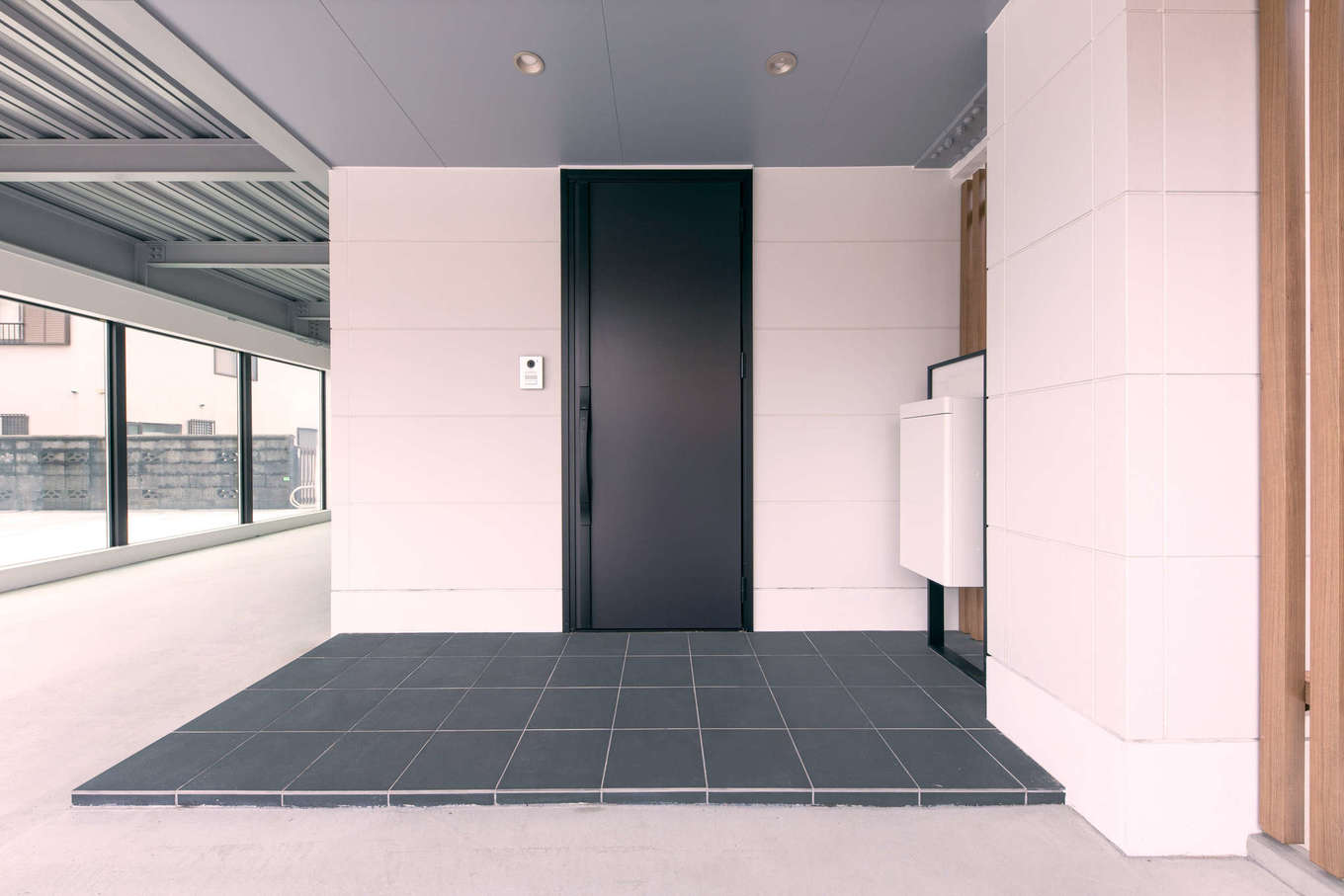 建築システム（狭小住宅専門店）【静岡市駿河区東新田3-2-27・モデルハウス】プライバシーを守るエントランス。ガラス張りのインナーガレージは、大切な愛車やバイクのための、1/1サイズのリアルコレクションケース