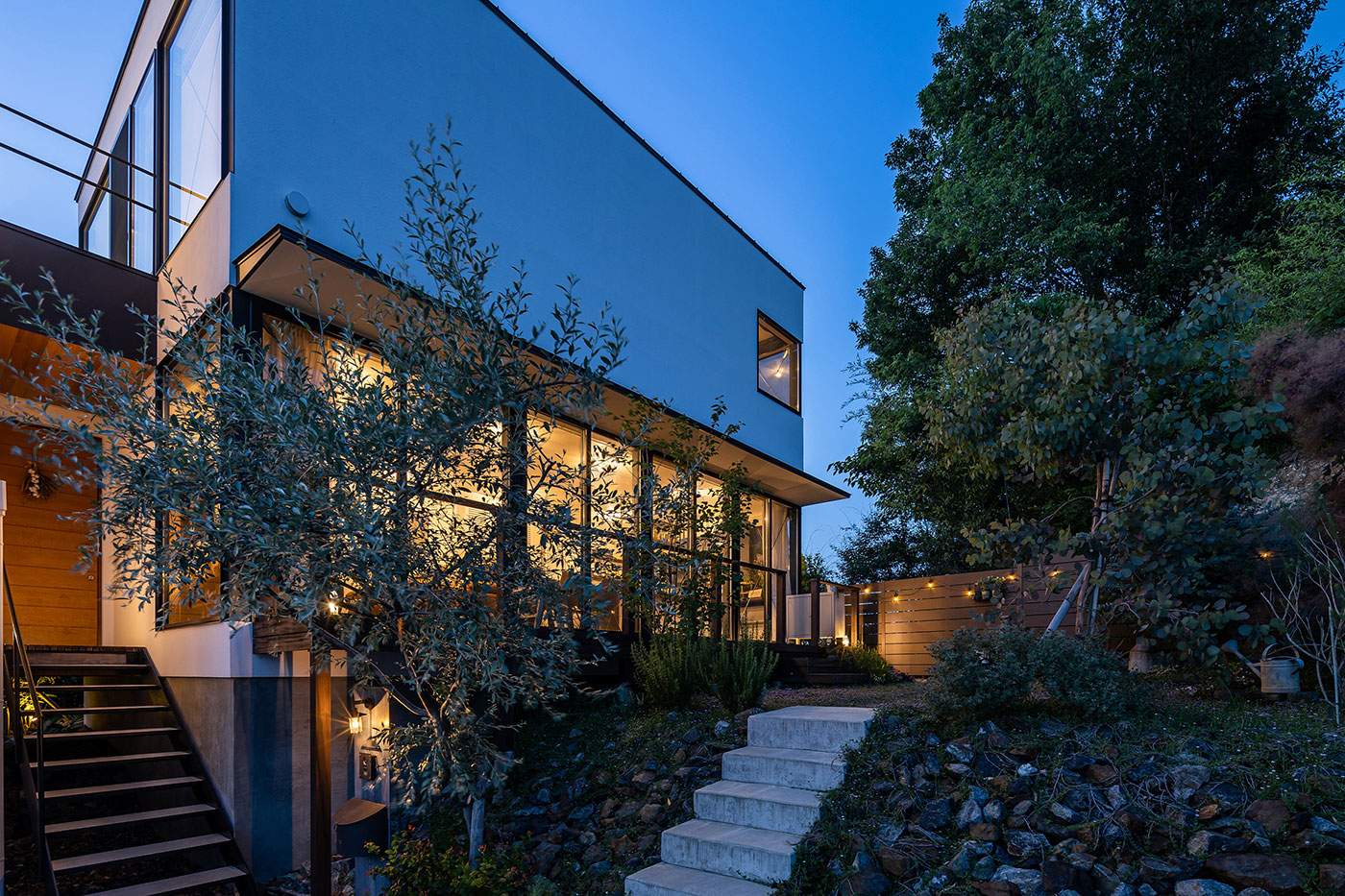 NATUREスペース【建築家、スキップフロア、ガレージ】エントランスの上は星空を眺めるテラス