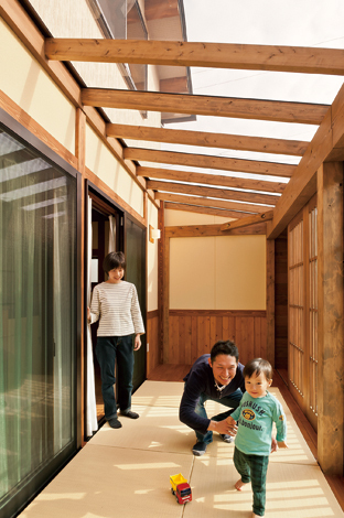 屋根と戸で覆われる空間は、部屋の一部という印象。建坪以上の広さと便利さが加わるため、採用する施主が多い