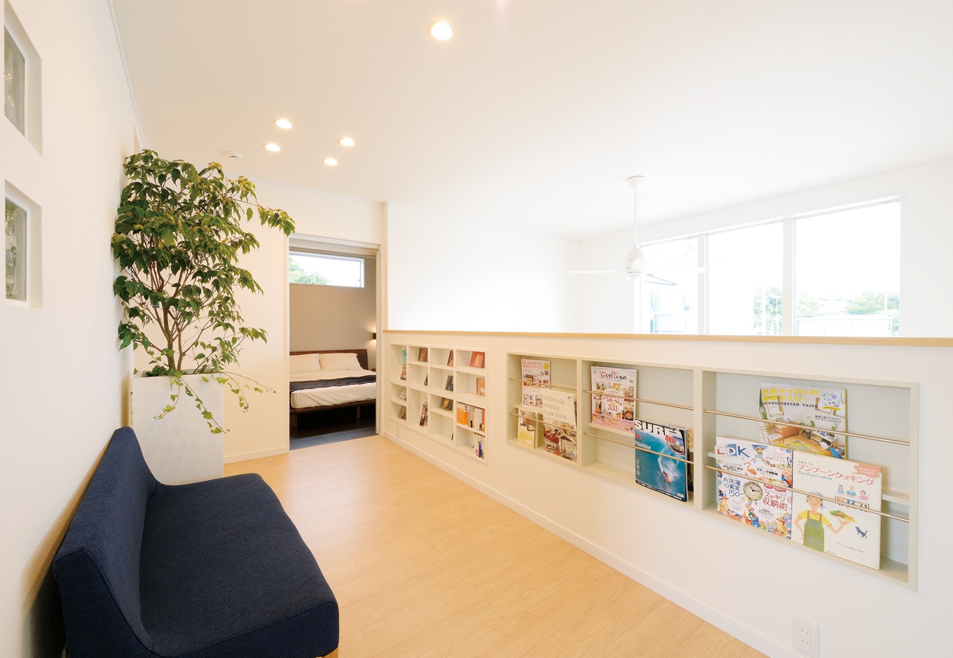 Yamaguchi Design 掛川店（アイフルホーム 掛川店）【掛川市南西郷480-3　・モデルハウス】2 階ホールに設けたファ ミリーライブラリー。吹抜けの高窓から眺望も楽しめそう