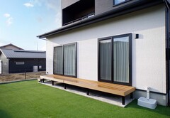 日当たりのいい南面に掃き出し窓を2か所設け、十分な光と風を確保した。縁側のように長いウッドデッキは、夫婦でのんびりくつろぐことができる
