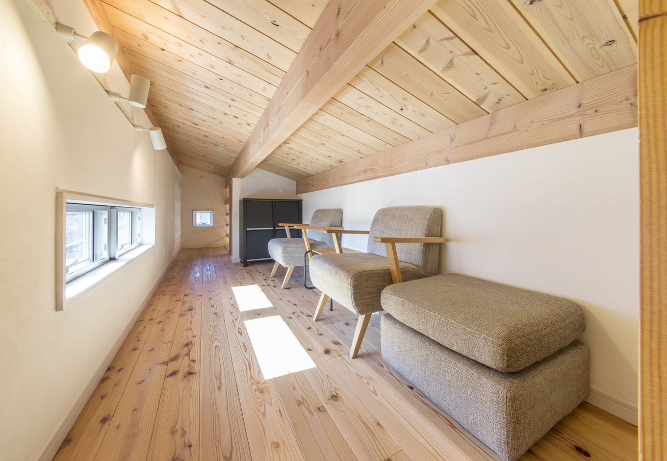 住たくeco工房【1000万円台、自然素材、ペット】ひとつの部屋として使える広々とした小屋裏収納。天井高1400mm以下で、課税対象にならないボーナス空間だ