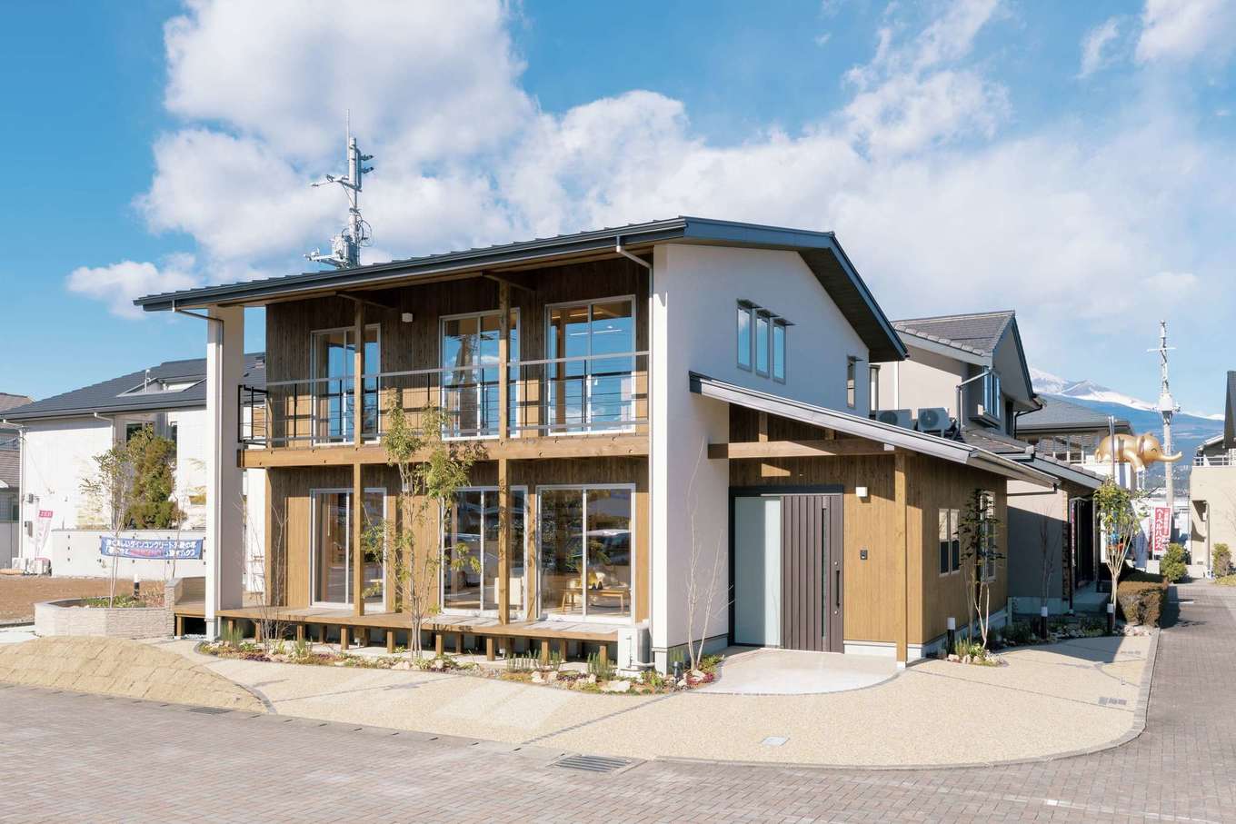 福工房【富士市今井348-4 SBSマイホームセンター富士展示場・モデルハウス】杉板と塗り壁のすっきりとした外観。外から見ても木の家の良さが伝わる