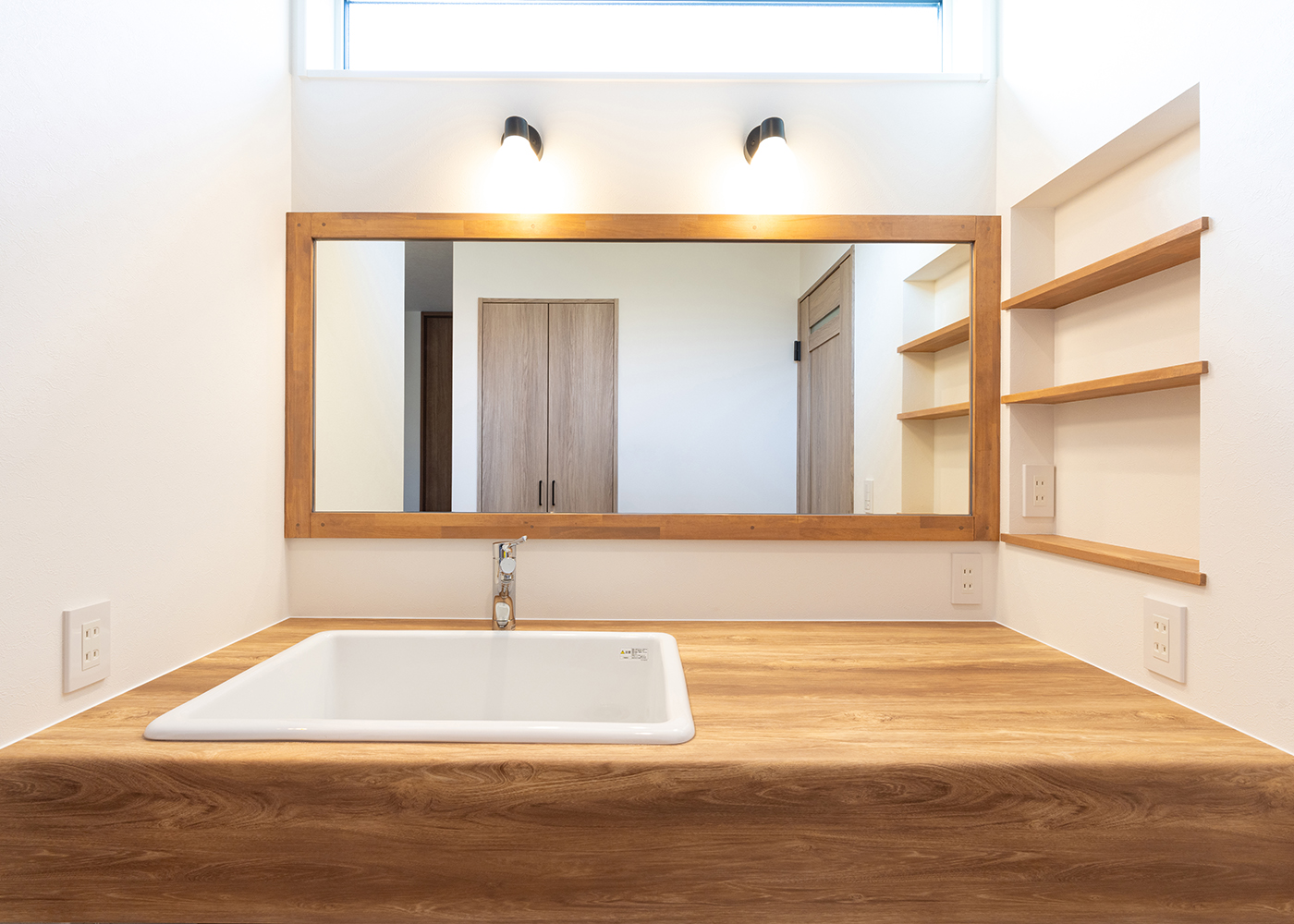 丸宗建設【デザイン住宅、収納力、間取り】造作の洗面台。シンクは深底タイプ