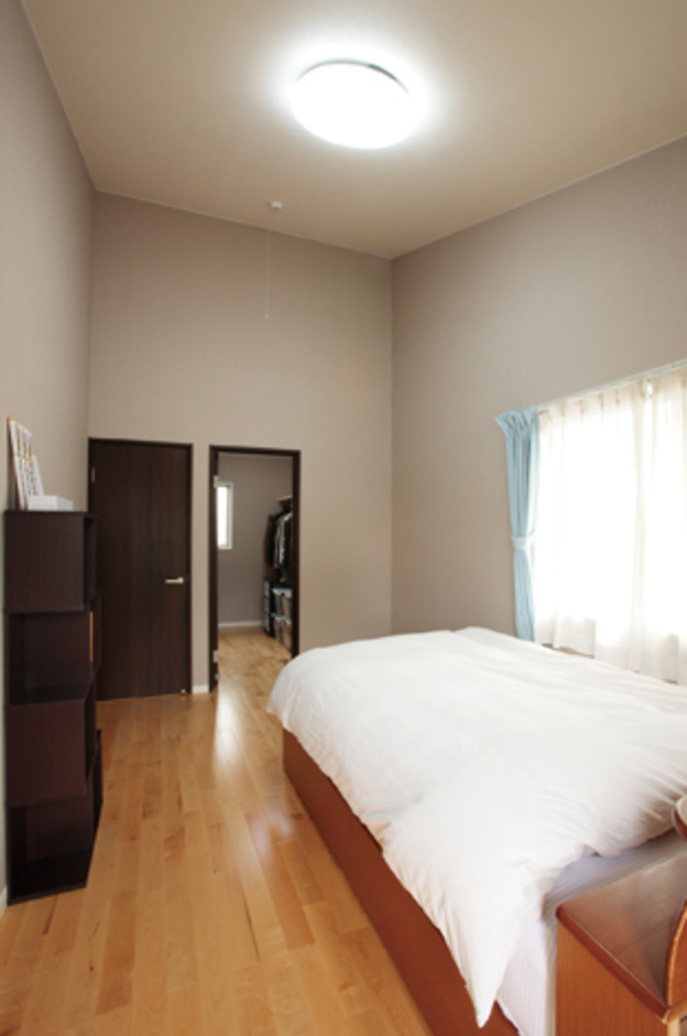 勾配天井の高さをそ のまま生かした寝室。 ウォークインクロー ゼットで収納も万全