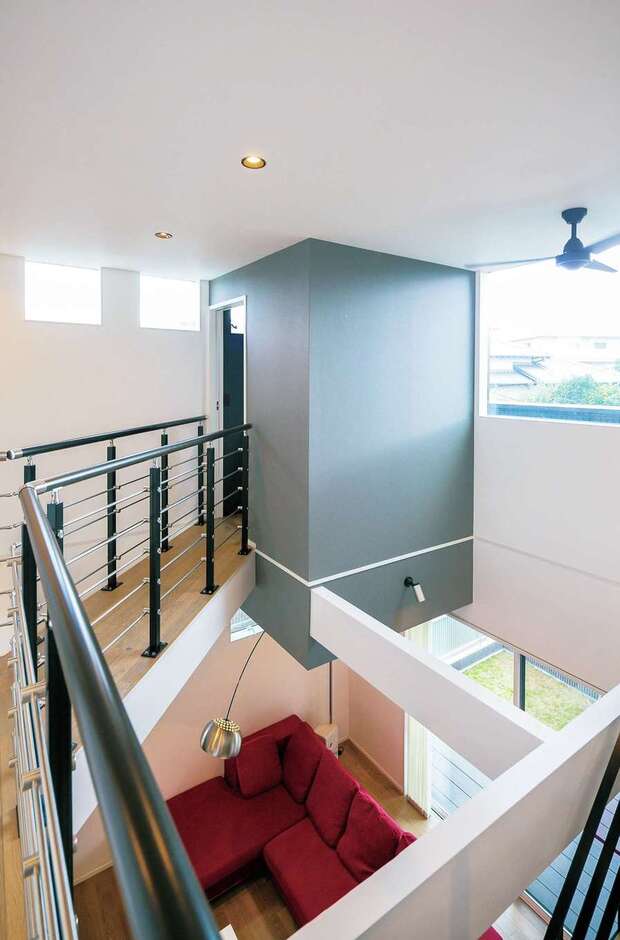 吹抜けを斜めに走る空中廊下を渡ると、ご主人の隠れ家的書斎が。バルコニーにも出られる。宙に浮かび上がるような独創的なフォルムは代表の久保デザインならでは