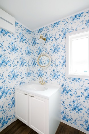 洗面台の爽やかなデザインのクロスも奥さまのこだわり