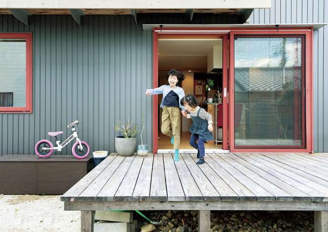 入政建築｜見学会で一目惚れした赤色の木製サッシが窓辺を彩る