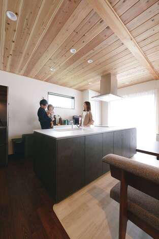 家族一緒に料理作りを楽しめるアイランドキッチン。ご主人が料理の腕をふるう機会も増えそう