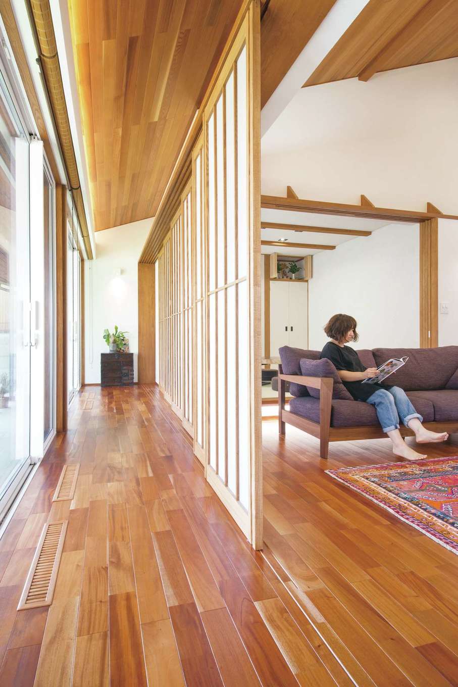 神谷綜合建設 カミヤの家【デザイン住宅、子育て、和風】縁側は奥さまお気に入りの空間。昼間は障子を開放して部屋の一部として、夜は閉めて和の風情ある目隠しに