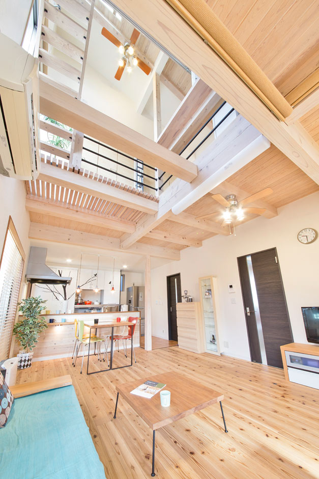 住たくeco工房【浜松市中央区船越町46-13・モデルハウス】勾配天井の高い吹き抜けが特徴のリビング
