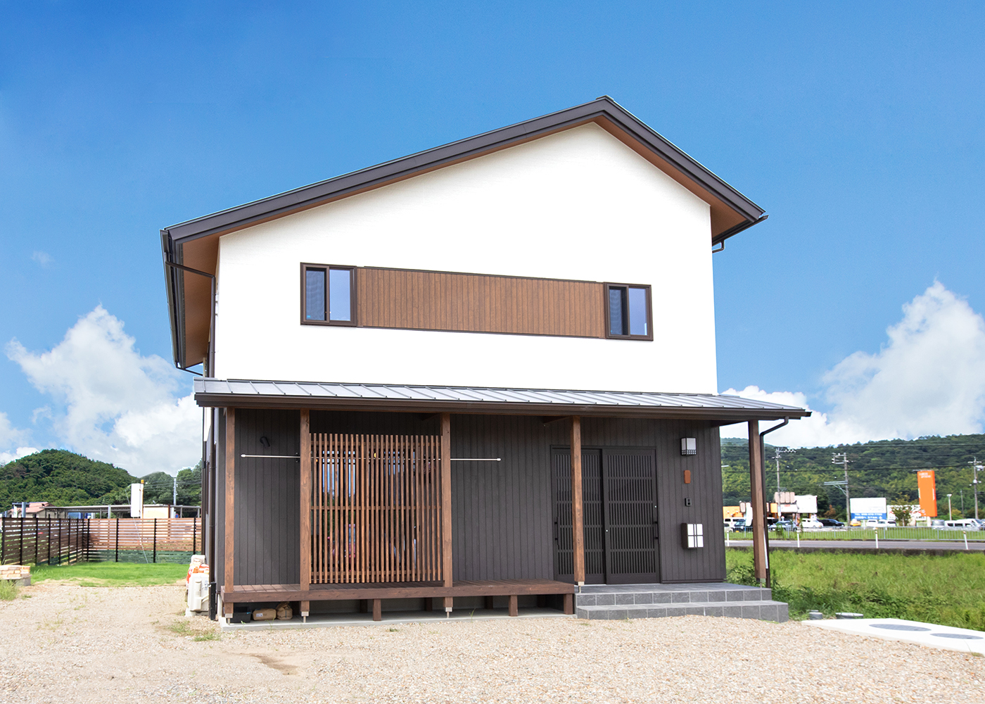 サイエンスホーム【デザイン住宅、和風、間取り】アシンメトリーな屋根のフォルムが印象的な外観。内装同様に、ひのきの格子がアクセントになっている