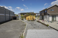 木の温もりと光が溢れる平屋の家族空間