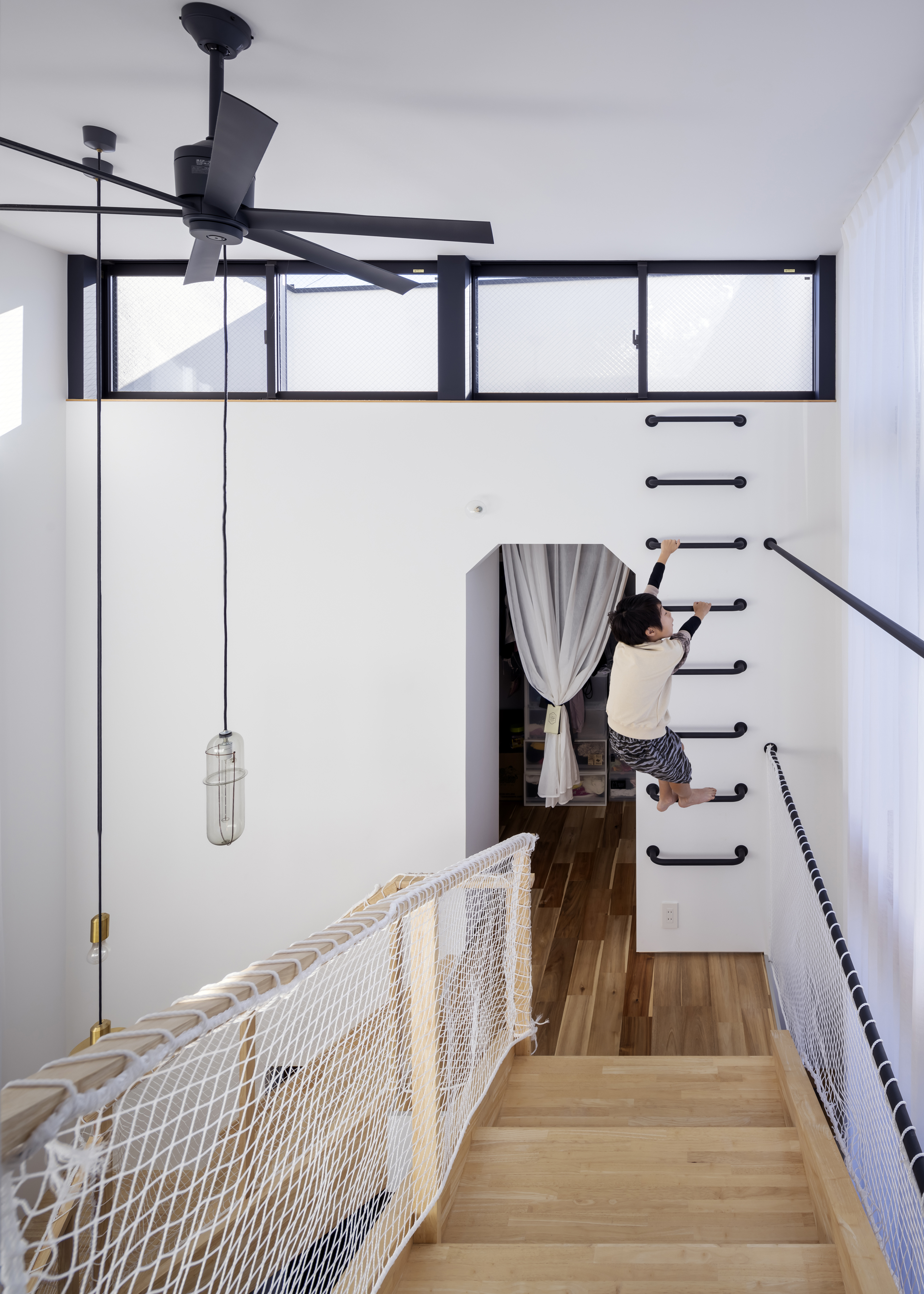 NATUREスペース【狭小住宅、建築家、スキップフロア】屋上へ上がれるタラップ。ときには子どもの遊具にも