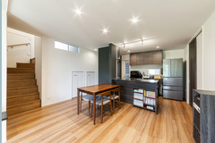 明るく開放的なLDKスペース。シンプルながらモダンなデザインのキッチンが特徴で、ダイニングエリアと一体となって使い勝手が良い。