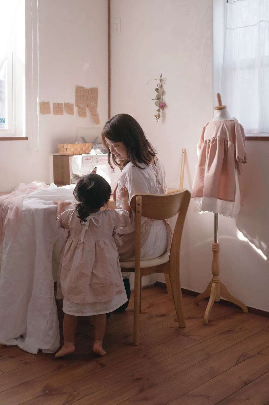アイジースタイルハウス【デザイン住宅、子育て、自然素材】ハンドメイドで丁寧に洋服をつくるシーンが、日常に溶け込んでいる