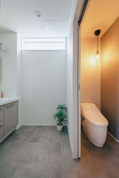 1階の洗面コーナーとトイレにはDAITOKU標準仕様のフロアタイルを施工。耐久性・耐水性が高いので掃除がとてもラク