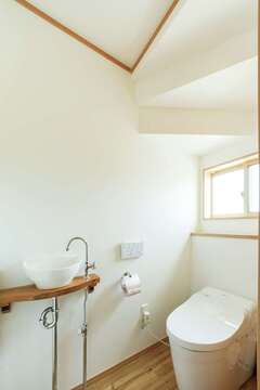 １階トイレは階段下を利用。スペースをさらに有効利用するため、タンクレスを選択