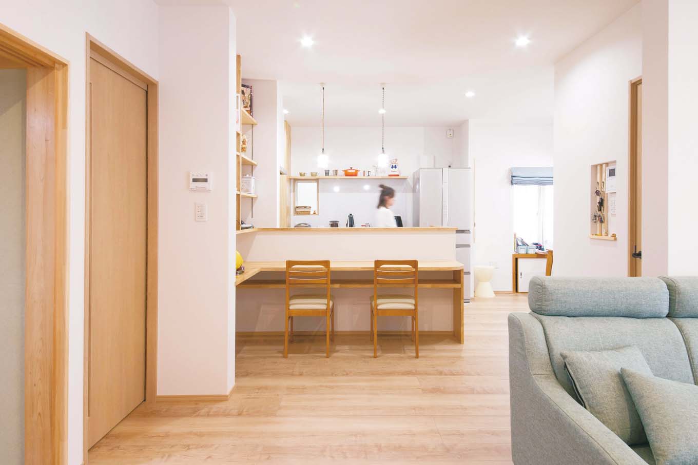 内田建設｜キッチンから目が届くカウンターは子どもの宿題スペースに。カウンター下と横に棚を造作し、学用品の一時置きやごちゃつきがちな小物もスッキリ収納できる