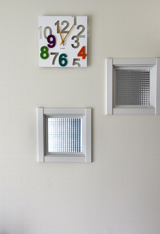 カラーガラスやクロスのアクセント等により個性あるリビングに。時計もガラスに合わせて配置してあり、とてもかわいらしくなっている