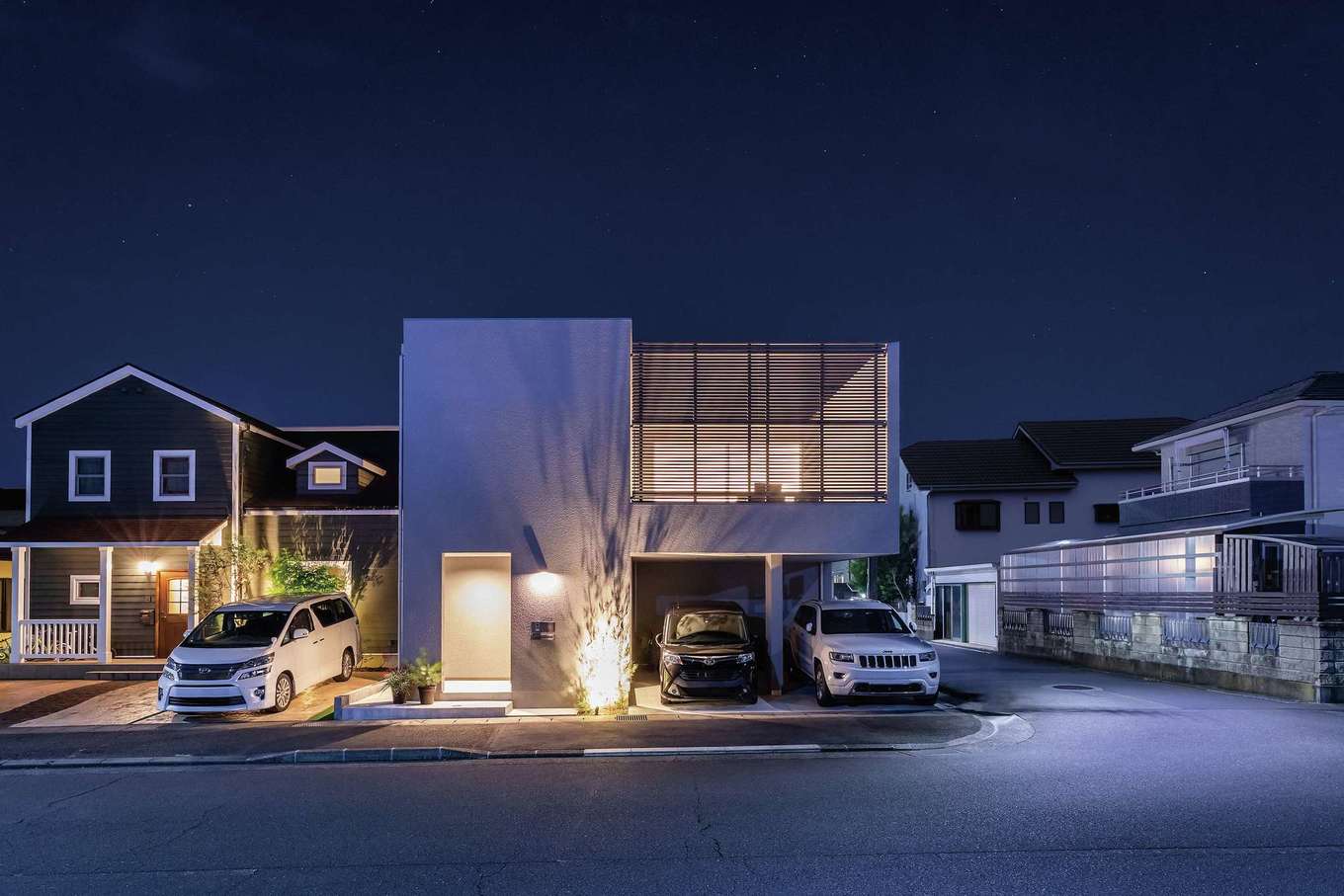 MABUCHI【デザイン住宅、子育て、建築家】地域のランドマーク的な存在になっているスタイリッシュな外観。キャンチレバーの駐車場、ルーバーファサード、塗り壁が調和した独創的なデザインが印象的