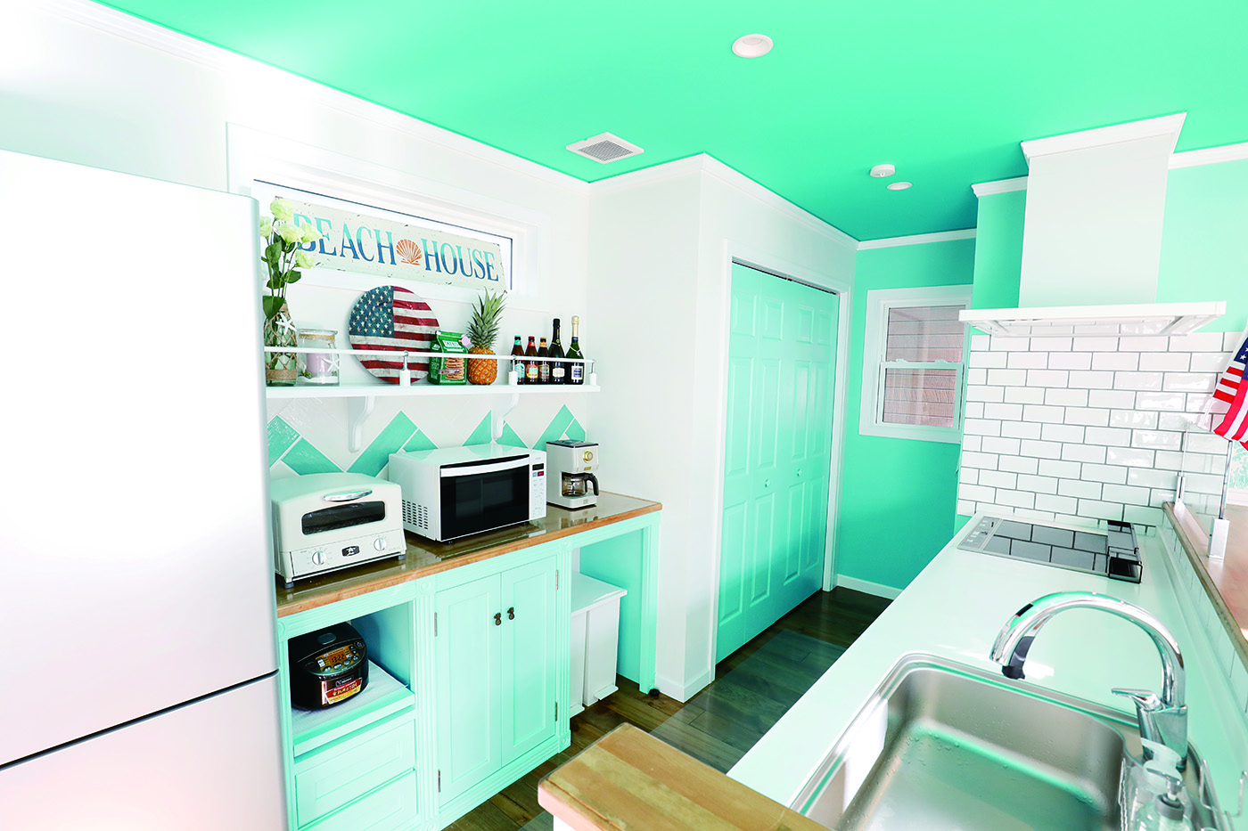 ジェネラルアメリカンホーム【デザイン住宅、輸入住宅、ガレージ】パントリーの扉やボードもティファニーブルーで統一。料理中も家族と会話ができるよう対面式キッチンに