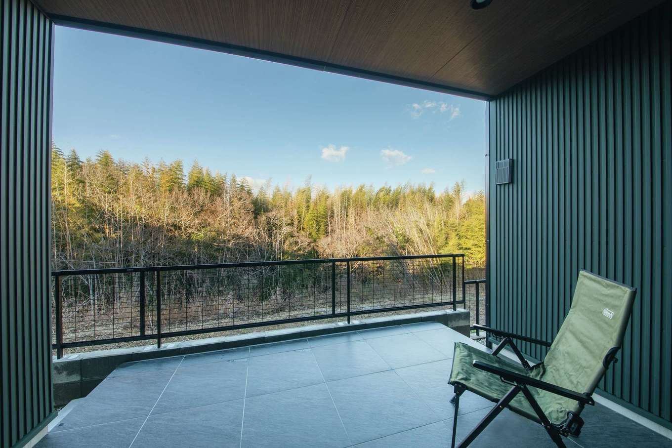 内田建設【デザイン住宅、子育て、間取り】通常なら日当たりの良い南側にウッドデッキをつくるところだが、北側の竹林の景色が美しいので、建築家の太田氏はあえて北側に広いインナーテラスを作った。ここでBBQや子どもプール、おうちキャンプを楽しむなどアウトドアリビングとしてフル活用している