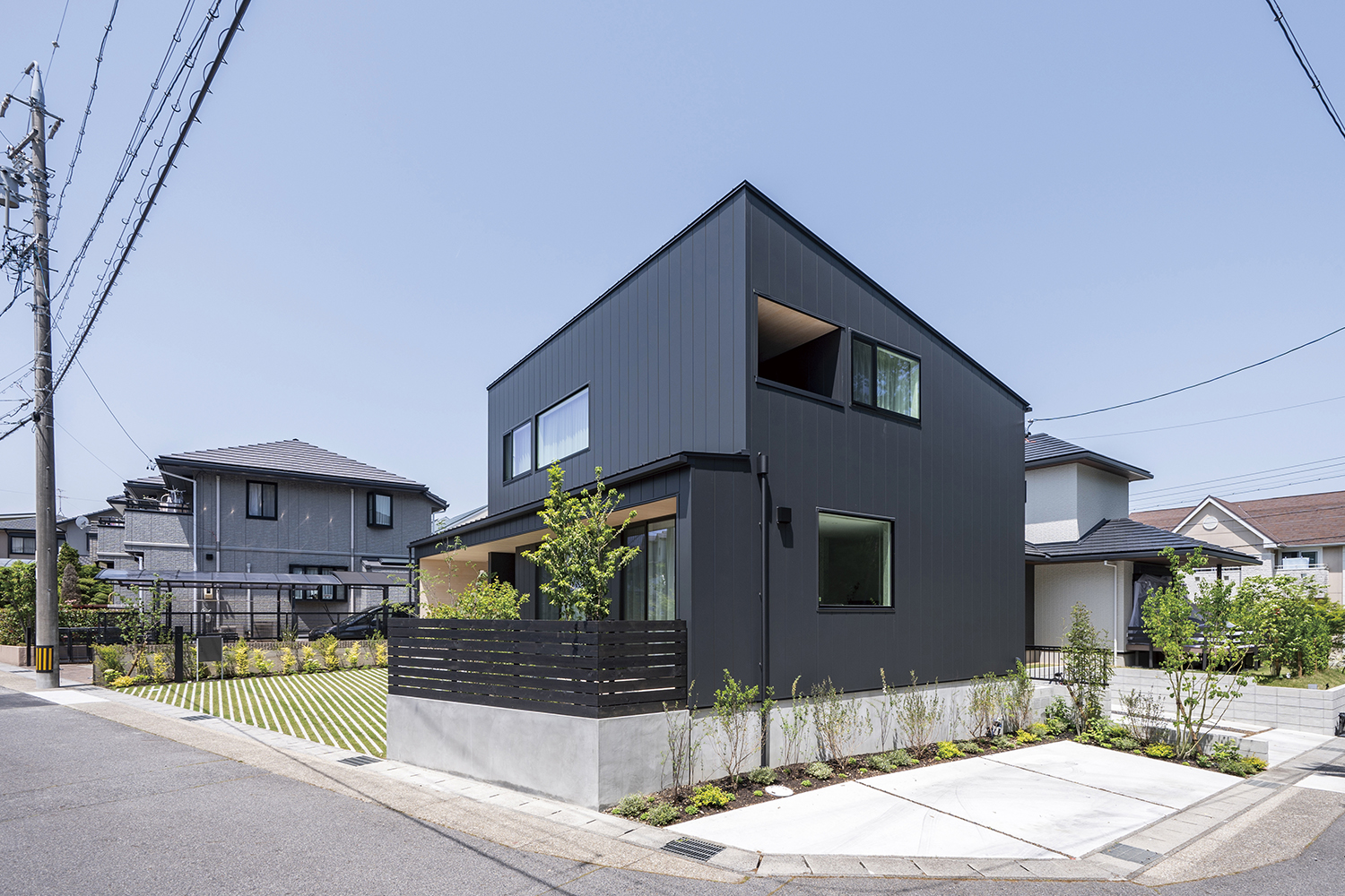 アールギャラリー（アールプランナー）【デザイン住宅、自然素材、建築家】駐車場に緑生ブロックを採用しているMさん邸。今よりも緑が成長すれば、緑の絨毯に浮かぶような「自然に囲まれた家」になることをイメージしたのだそう