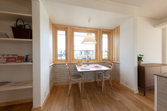 窓際に配置されたナチュラルなヌックスペース。家事の合間のリラックススペースや趣味の空間としても楽しめます。（※ヌック：こじんまりとして居心地の良い空間）